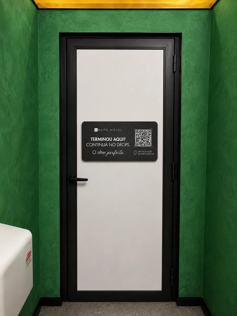 Placa da ação Drops Motel com QR code instalada em uma porta