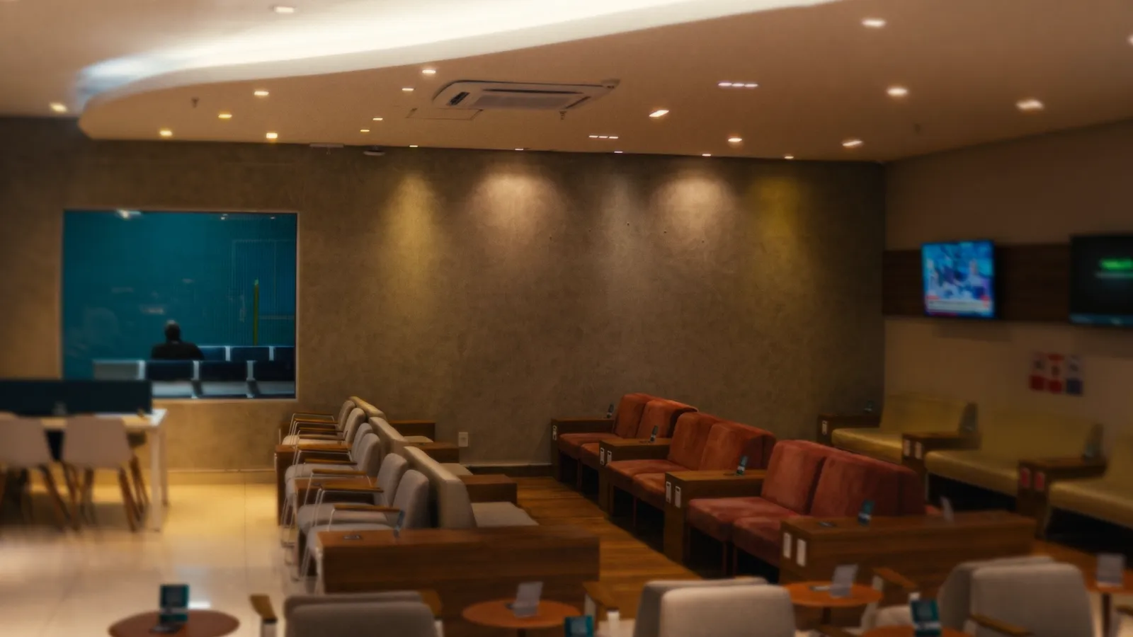 Sala VIP com público executivo e circuito de telas da Mesa Ads